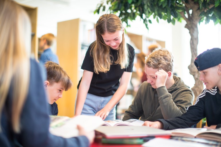 Studenter arbetar tillsammans i skolans mediotek