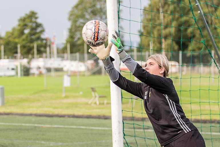 Ung fotbollsmålvakt gör en snygg räddning.