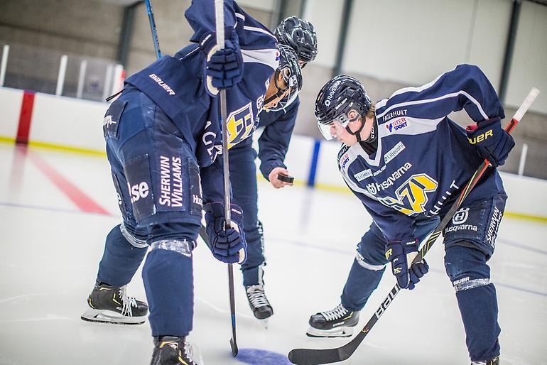 Två hockeyspelare gör sig redo för nedsläpp.