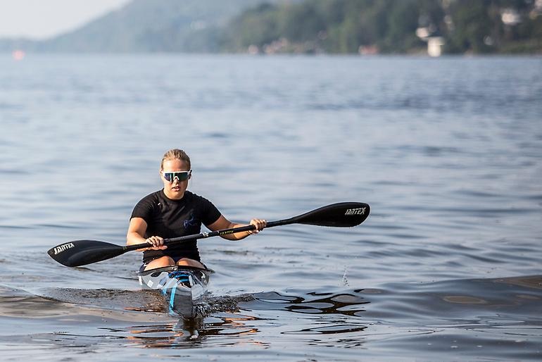 Ung kanotist i full fart ute på Vättern.