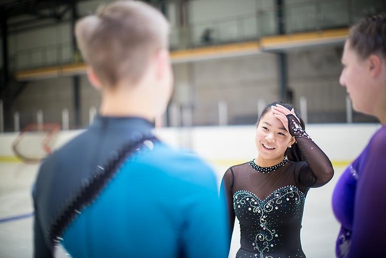 Tre unga konståkare summerar dagens träning.