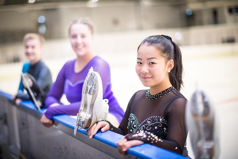 Tre unga konståkare gör sig redo för träning.