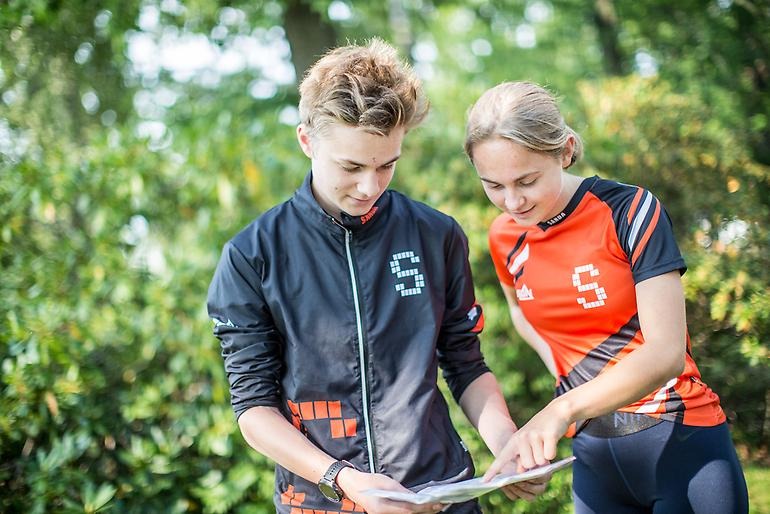 Två unga orienterare kollar på kartan.