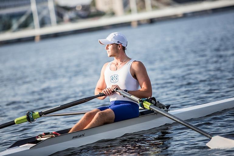 Ung roddare njuter av friheten ute på Munksjön.